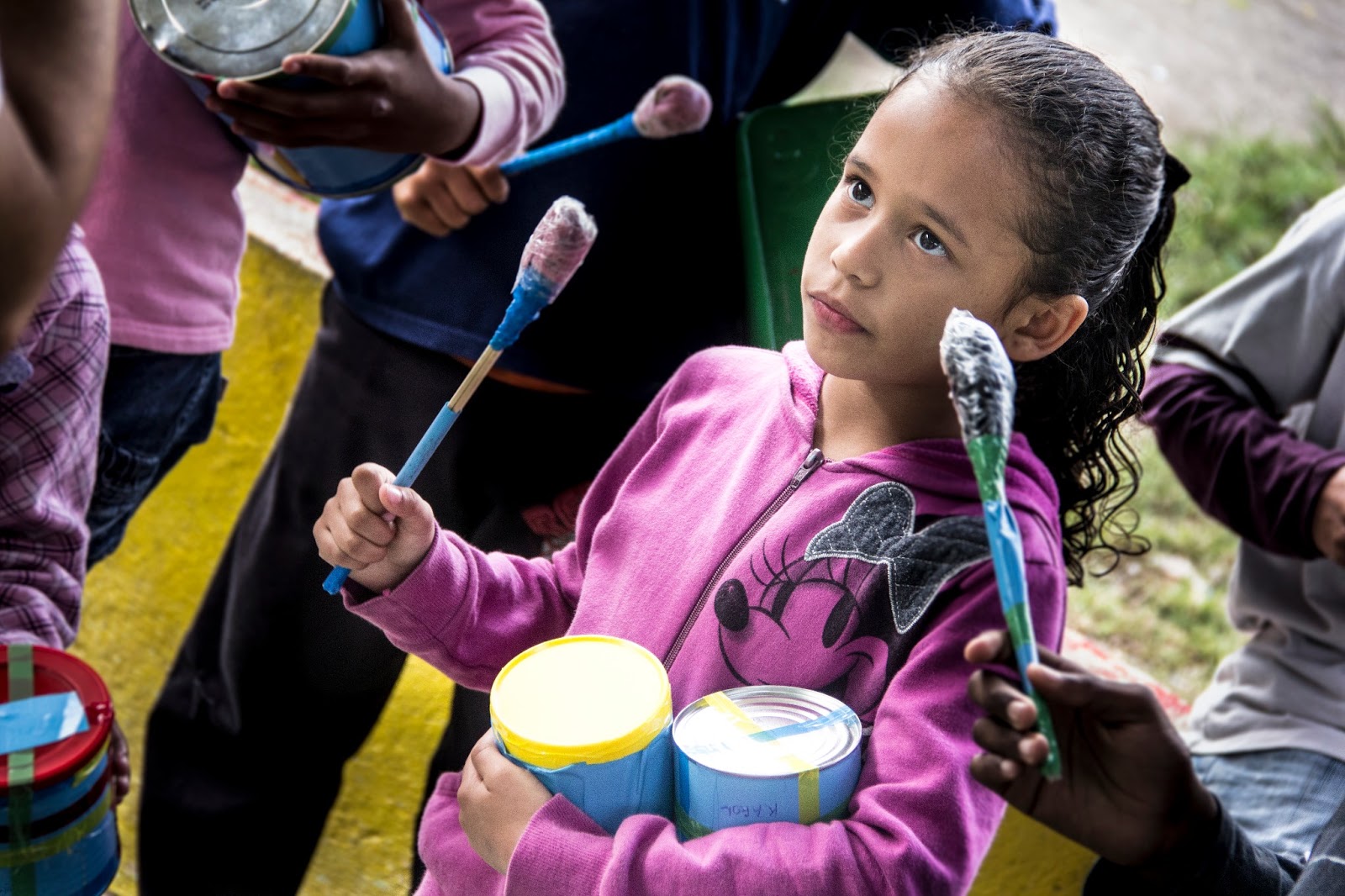 Oficina de reciclagem coloca crianças em contato com música